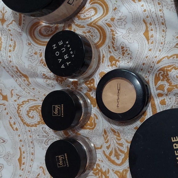 Lot of makeup - Picture 2 of 14